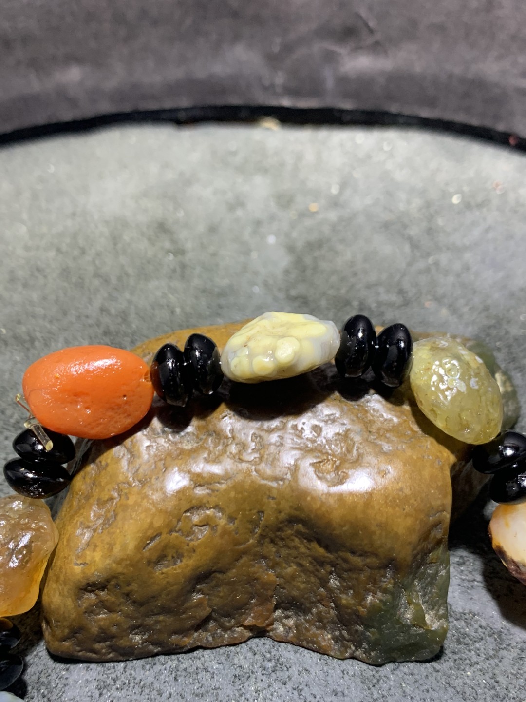 精美筋脉石原石手串一条，