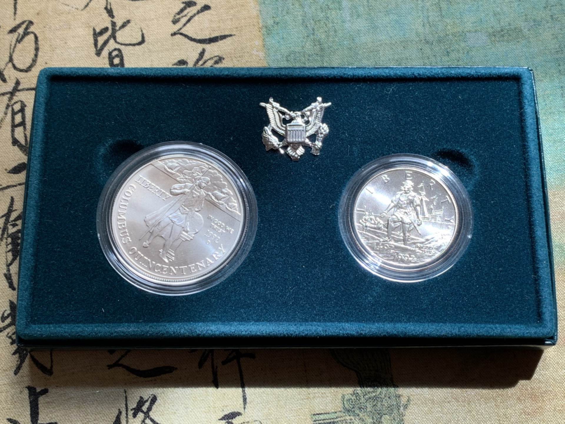 《竞宝斋》第37场-周日 首场自动拍卖 2件或者满200包顺丰 原盒证书 美国1992-D年 哥伦布500周年纪念币 大枚的是银币26.73克