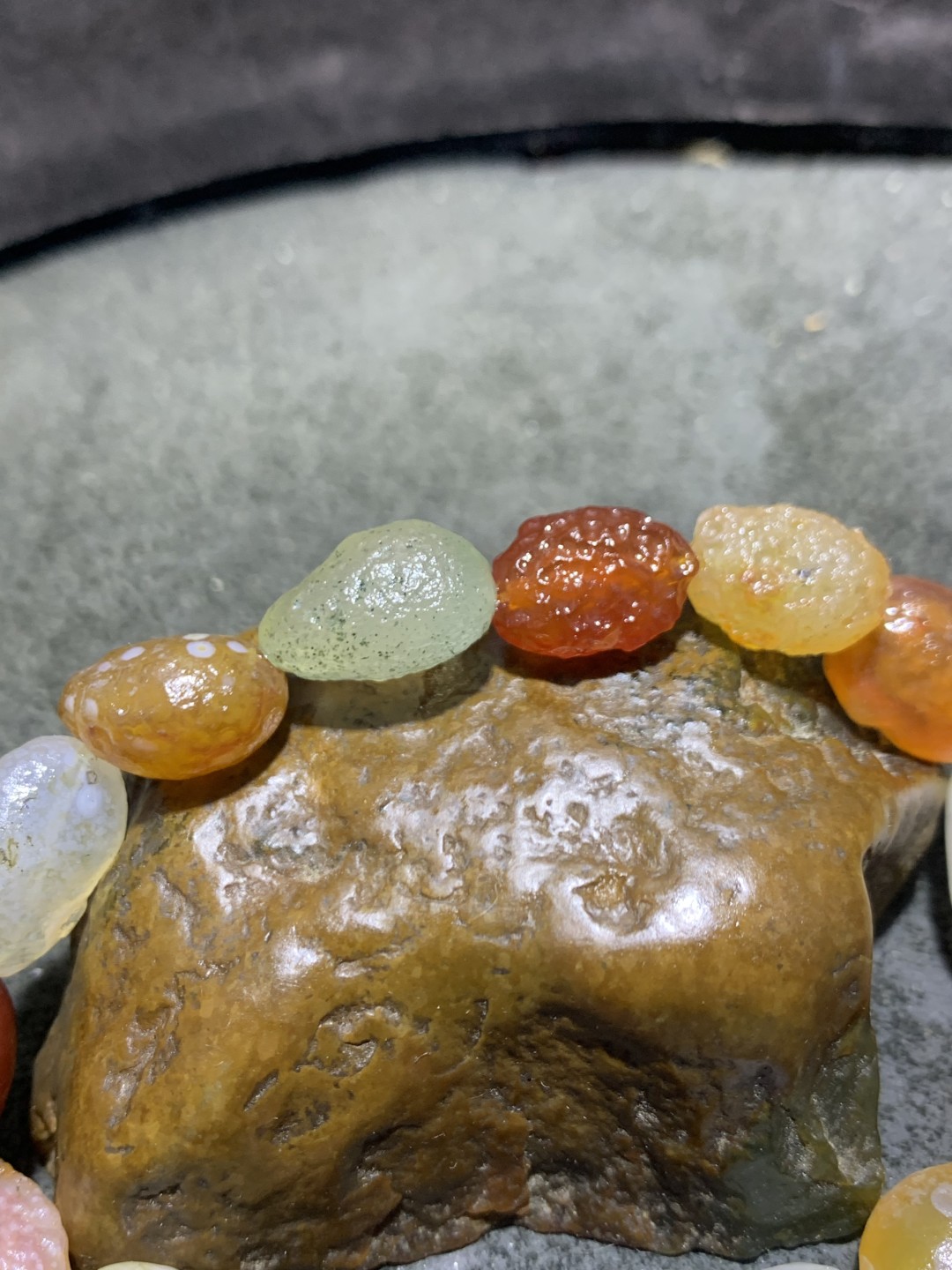 精美阿拉善戈壁彩眼玛瑙手串一条，