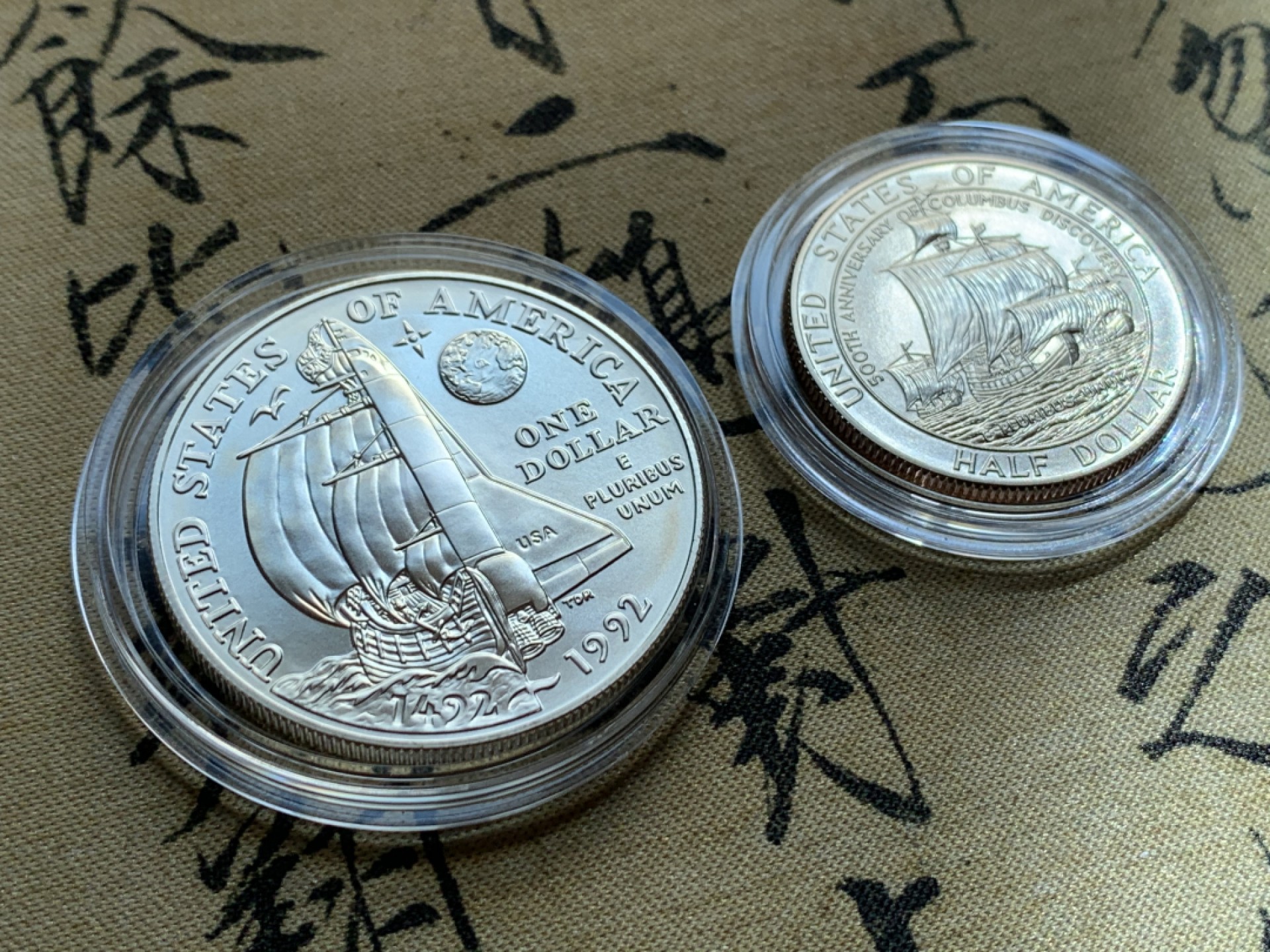 《竞宝斋》第37场-周日 首场自动拍卖 2件或者满200包顺丰 原盒证书 美国1992-D年 哥伦布500周年纪念币 大枚的是银币26.73克