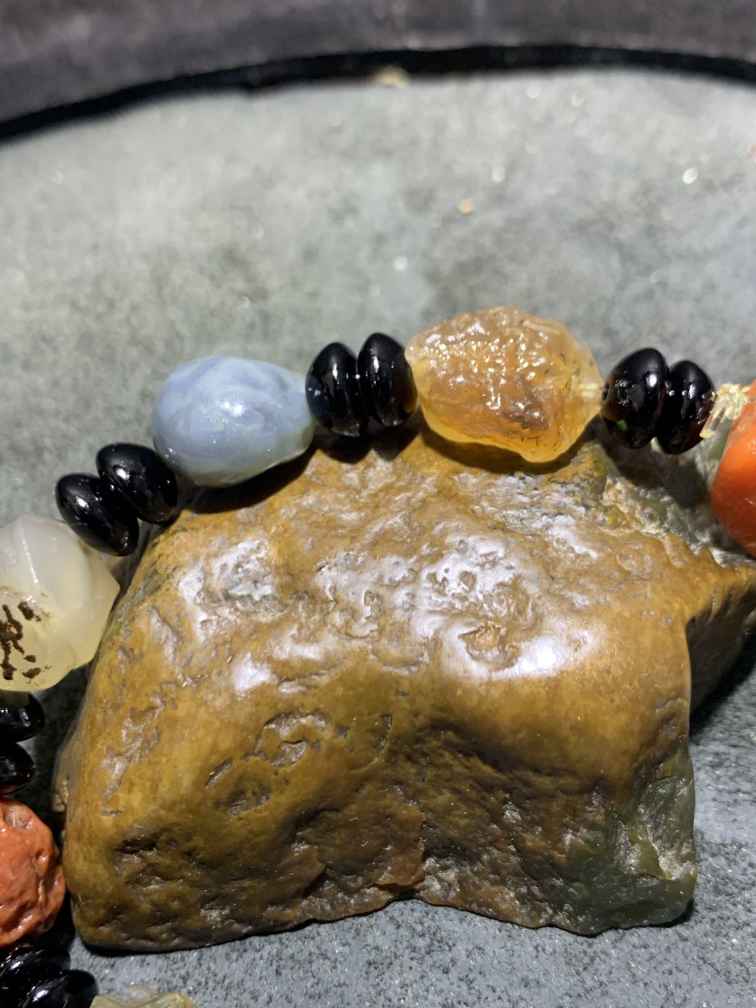 精美筋脉石原石手串一条，