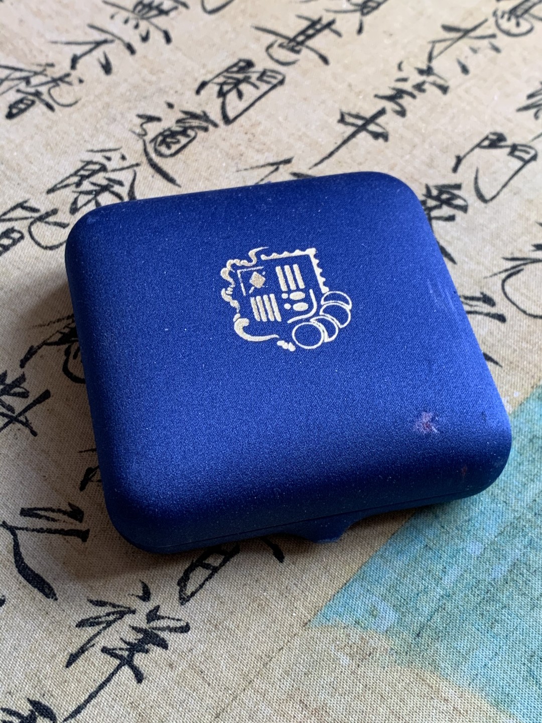 《竞宝斋》第37场-周日 首场自动拍卖 2件或者满200包顺丰 原蓝盒证书安道尔1996年腓特烈二世像10第纳精制尔大银币31.6克