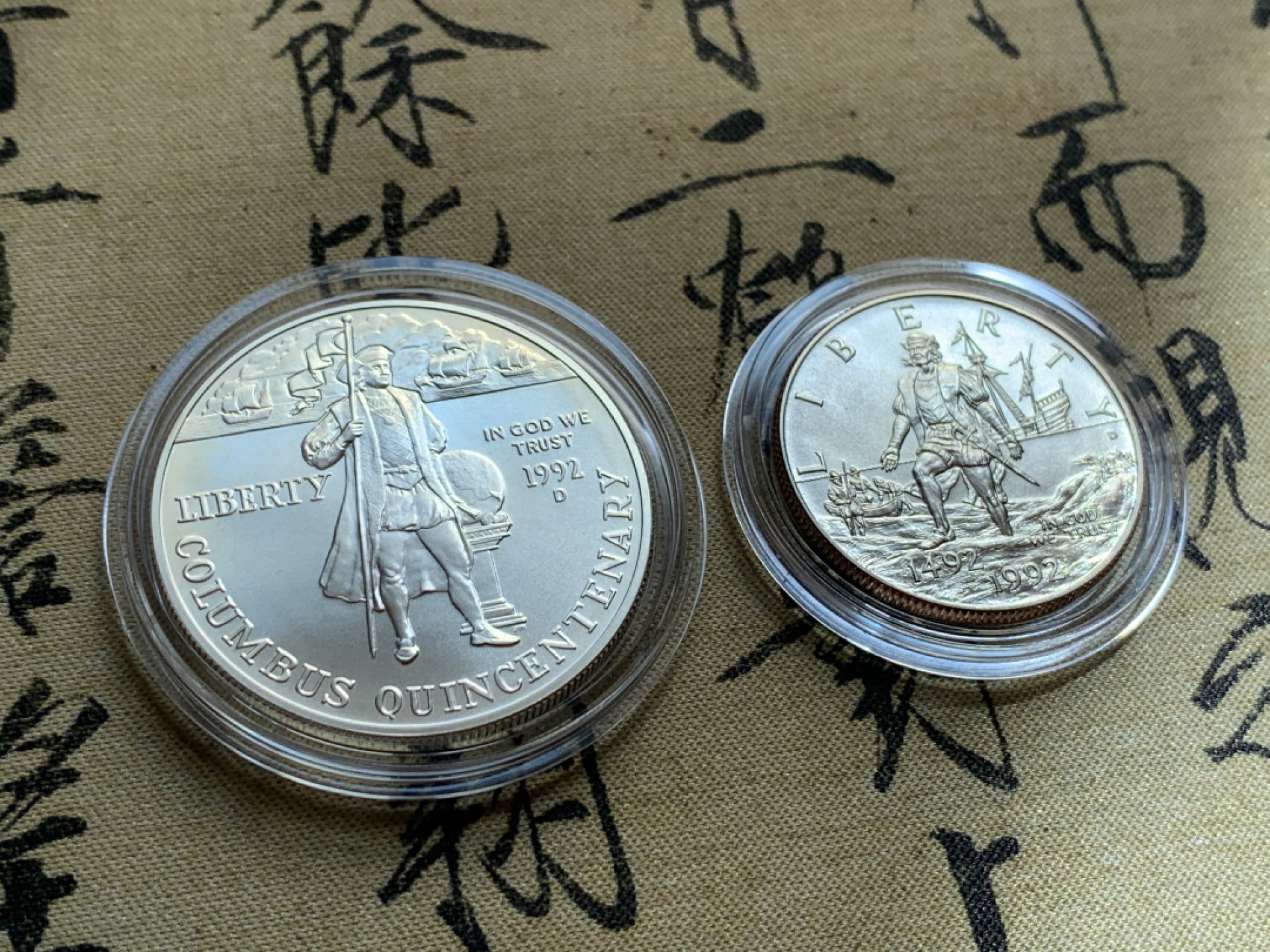 《竞宝斋》第37场-周日 首场自动拍卖 2件或者满200包顺丰 原盒证书 美国1992-D年 哥伦布500周年纪念币 大枚的是银币26.73克