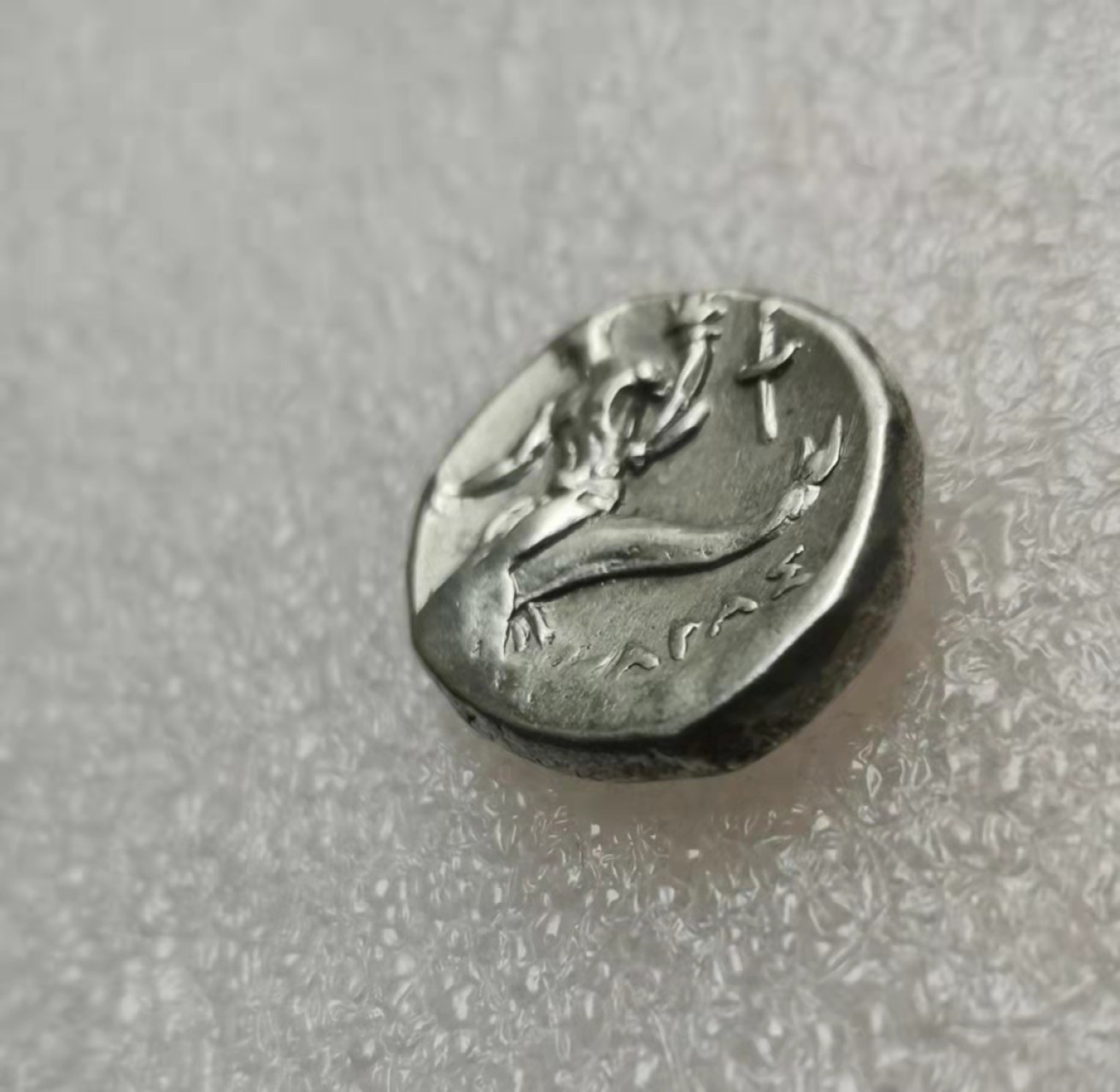 瓶子🏺第28期拍卖会 古希腊公元前300年塔兰托少年与海豚银币（肌肉细节极佳）