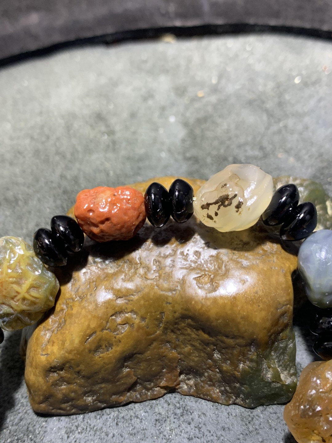 精美筋脉石原石手串一条，