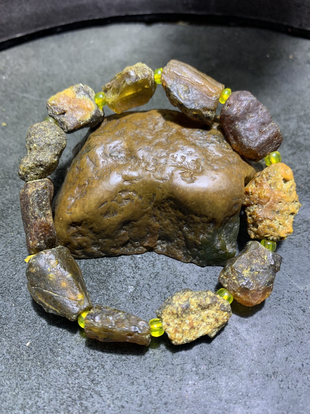 药珀随形原石手串一条，