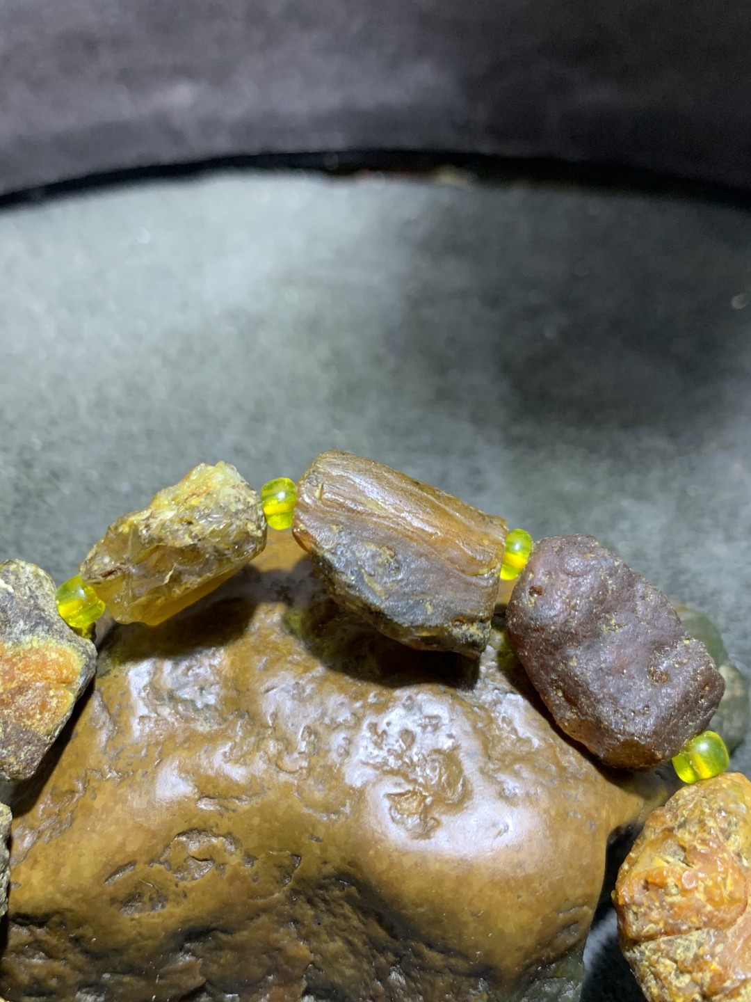 药珀随形原石手串一条，