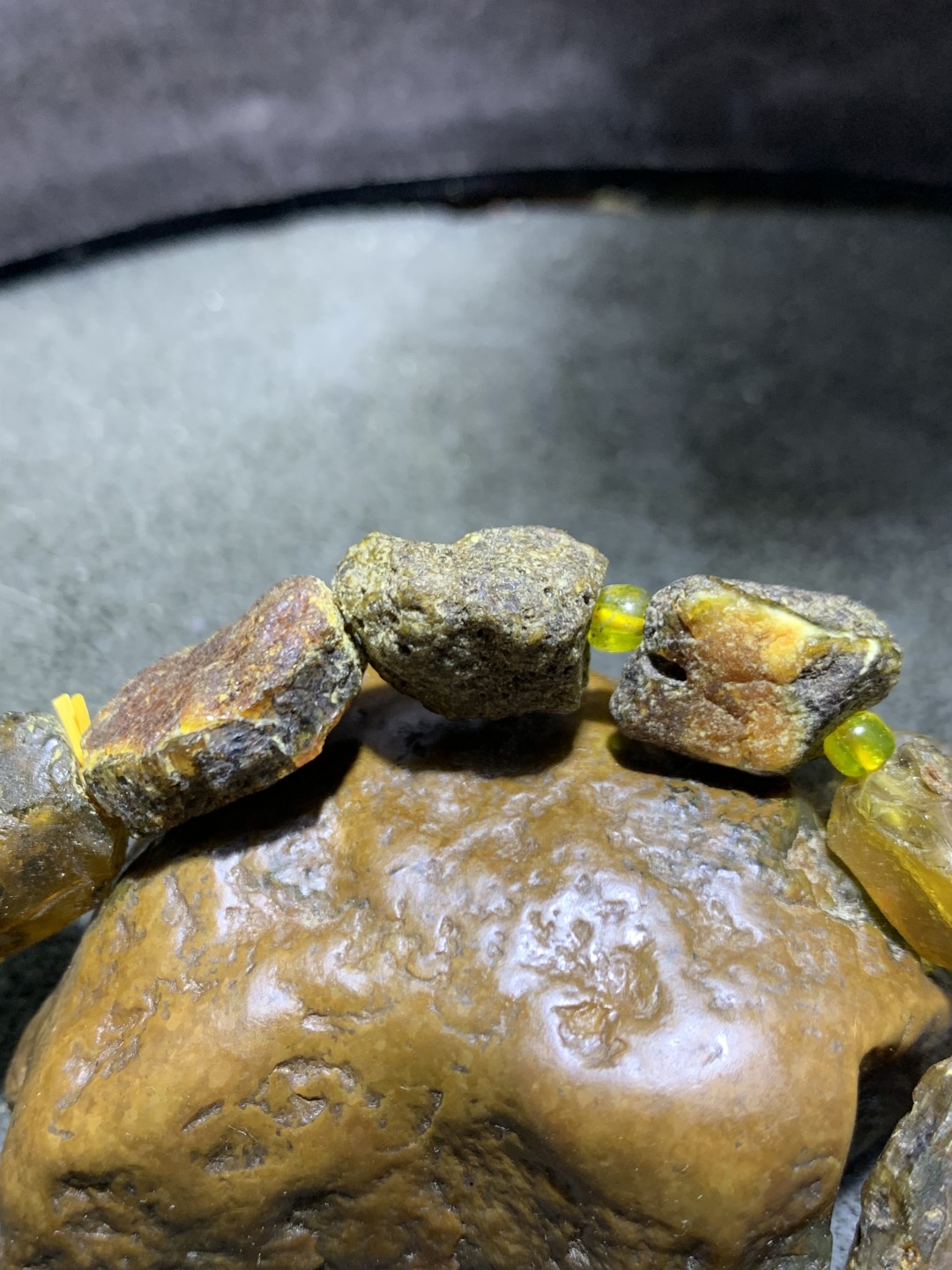 药珀随形原石手串一条，