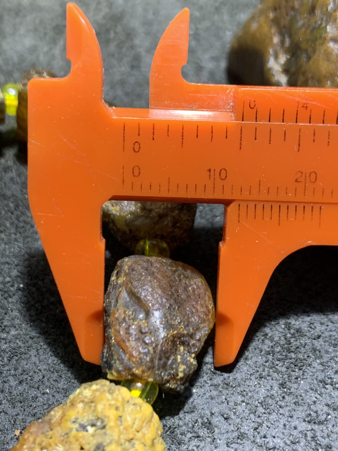 药珀随形原石手串一条，