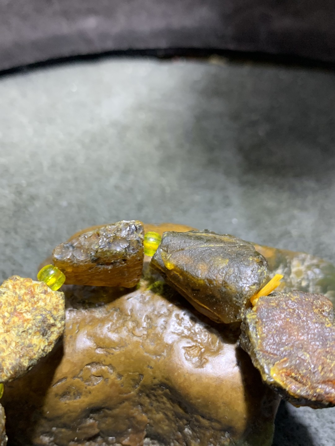 药珀随形原石手串一条，