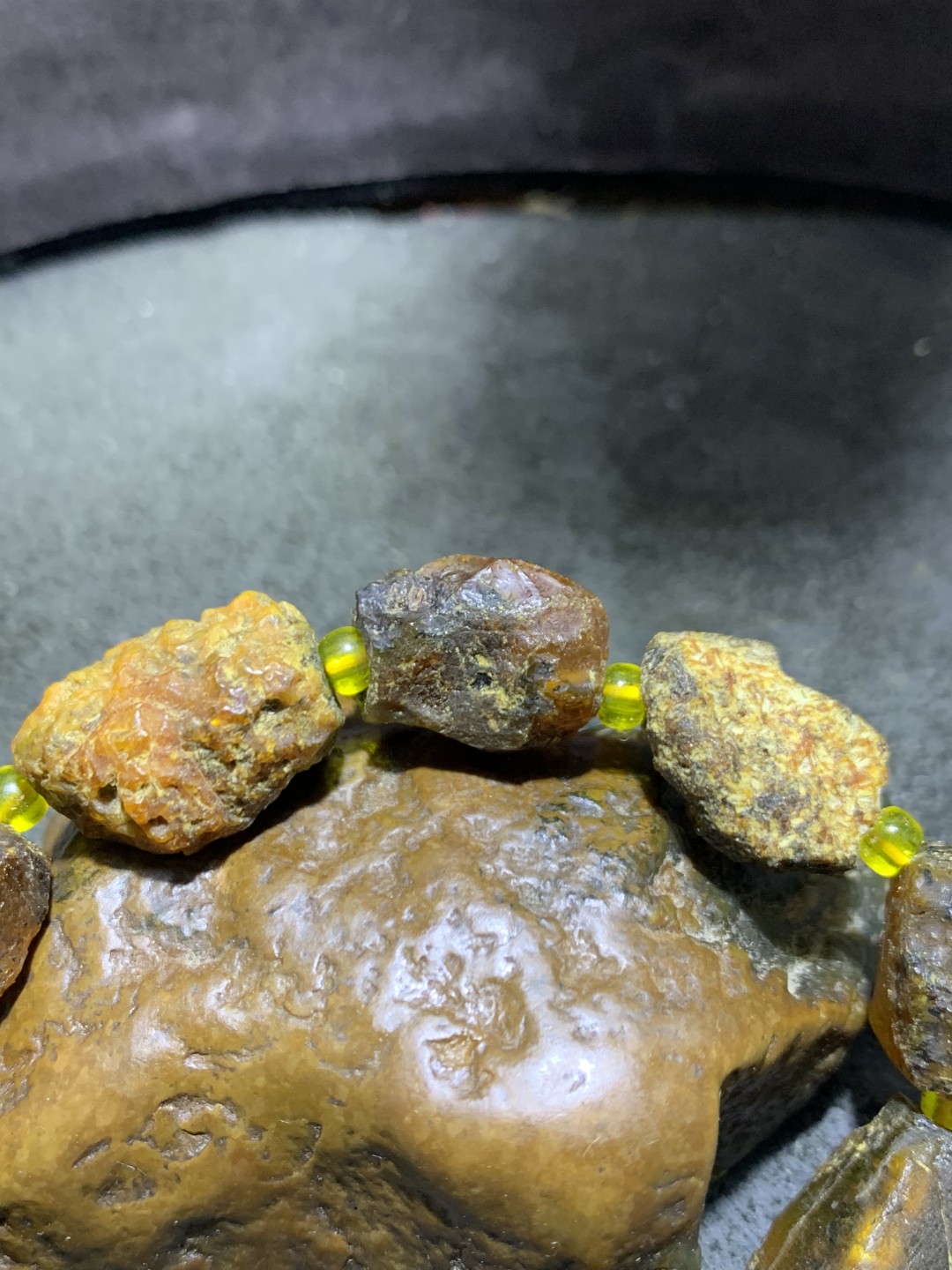 药珀随形原石手串一条，