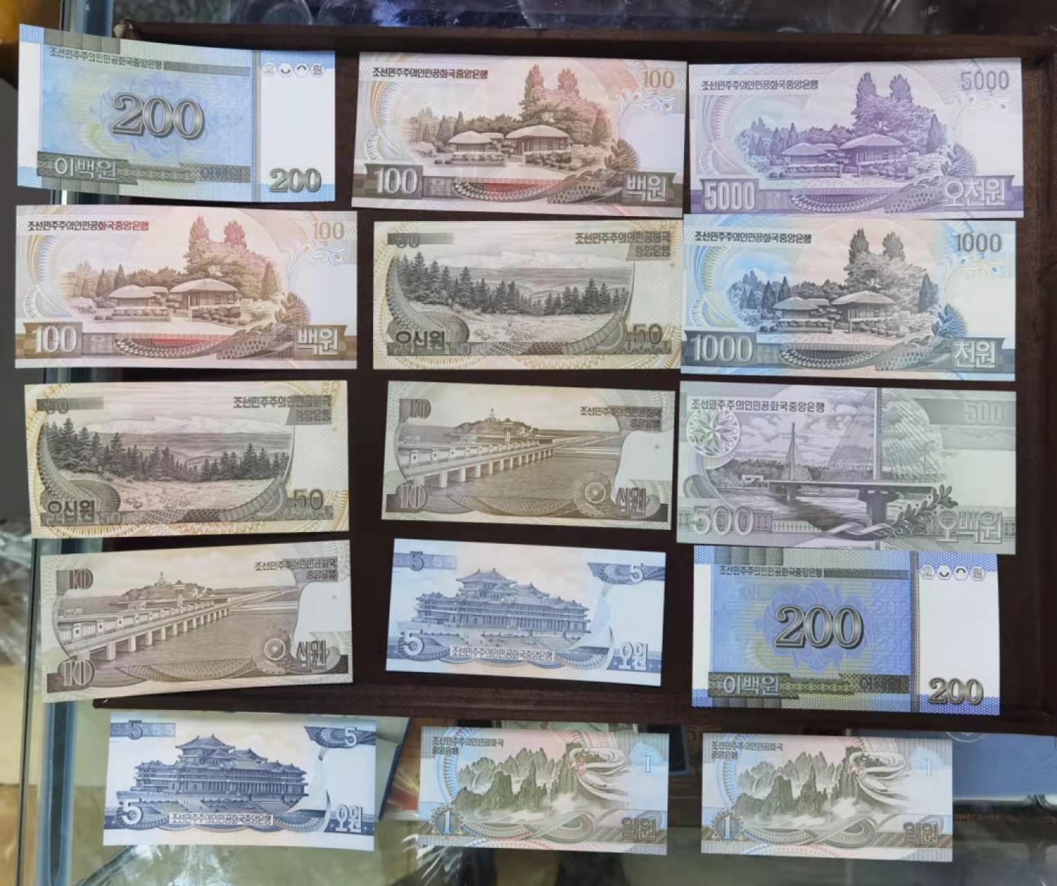 北京马甸外币专卖微拍第七十期，外国纸币专场，陆续上新欢迎关注 朝鲜加字流通纪念钞及流通钞珍藏册，品相全新