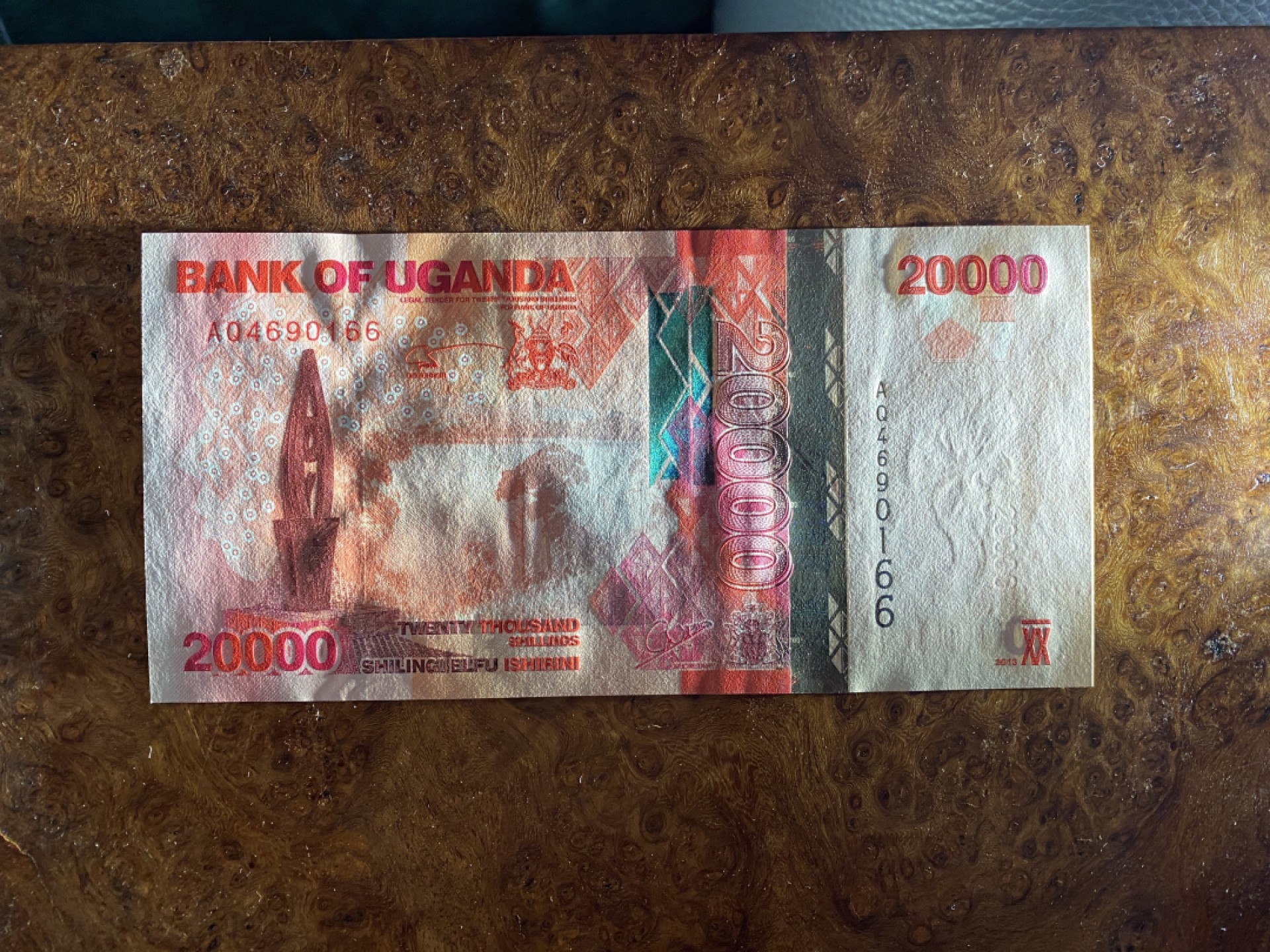 Chase Auction（得物拍卖）第3期 - - 中外纸币、硬币、银币联拍 乌干达五张，不同年份，unc，品相如图！