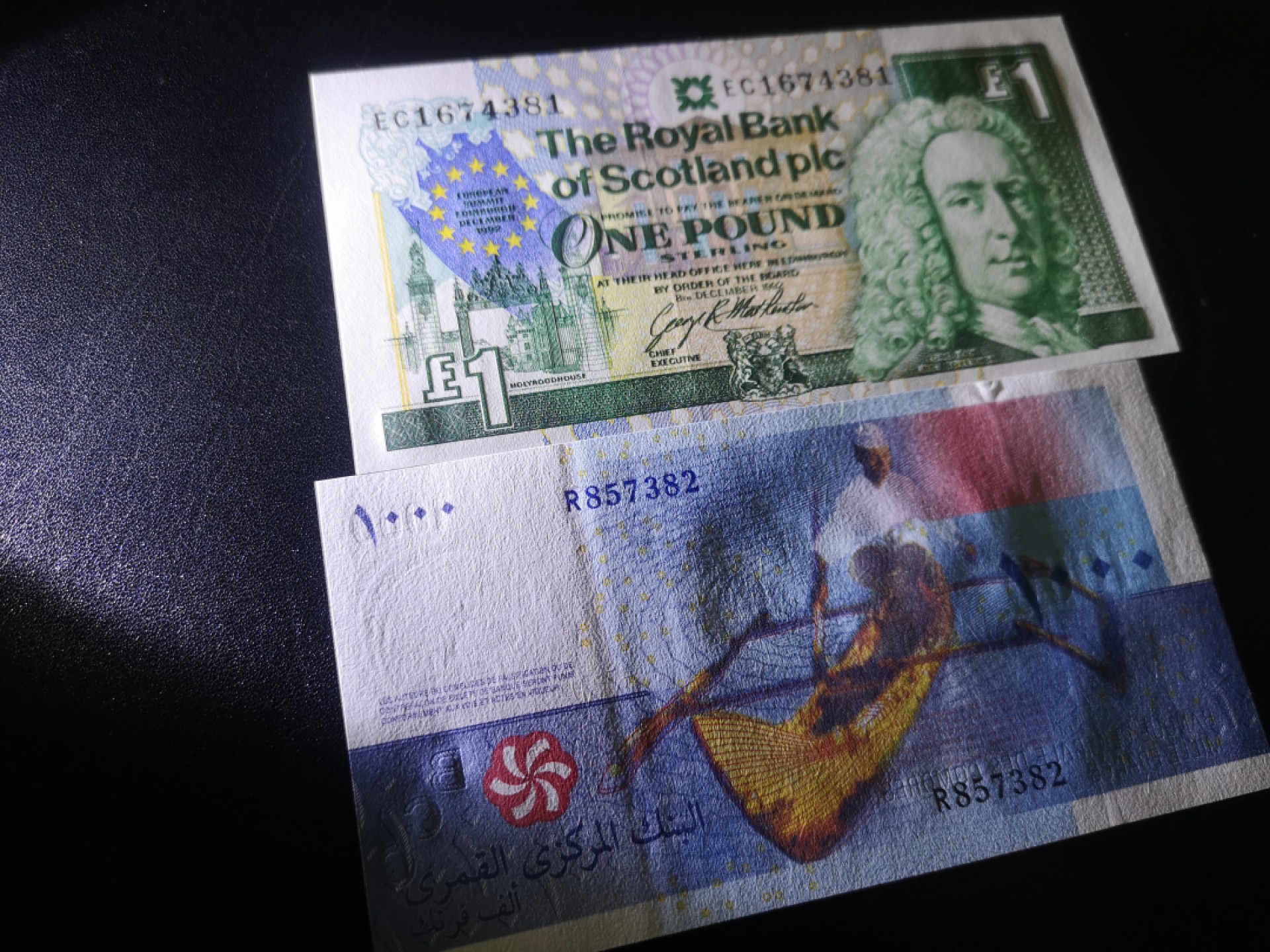 《外钞收藏家》第一百七十期拍卖（本期59件） 1992年苏格兰1镑和科摩罗1000法郎 两张全新UNC