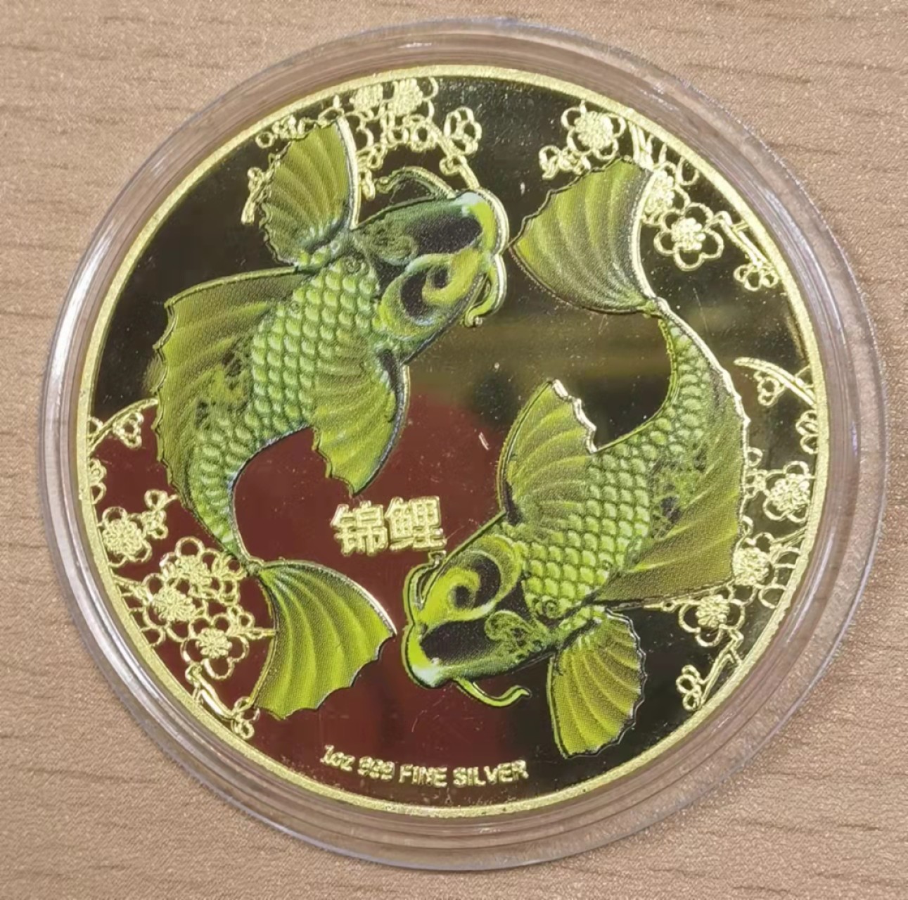 北京马甸外币专卖微拍第七十一期，非贵金属外国纪念币，流通币专场，陆续上新欢迎光临 该币注明国家：纽埃，面值：2元，，发行年代：2012年。重量：1盎司，纯银999。但我认为是一枚臆造币，实际重量比1盎司差2克，是否纯银不详，最有意思的是：女皇的鼻子做了正容了，显得笔直时尚，就当娱乐工艺品上拍