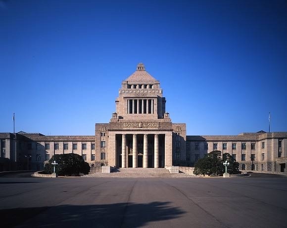 Chase Auction（得物拍卖）第3期 - - 中外纸币、硬币、银币联拍 1953年100日元PMG67E冠号TR078883B高分一枚如图发货！正面为板垣退助，日本明治维新的功臣之一，日本第一个政党自由党的创立者。背面日本国会大厦！