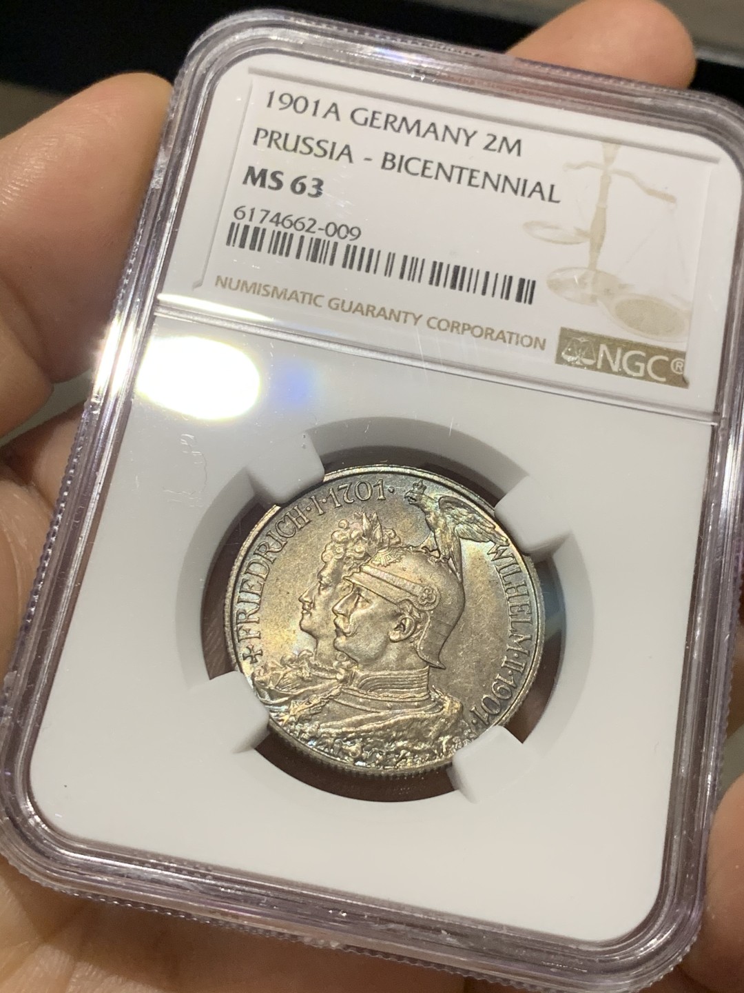 《竞宝斋》第38场-本周一 （全场顺丰包邮） NGC-MS63 德国普鲁士 1901年 200周年纪念军装 2马克 五彩包浆 这样的彩胜过64/65吧