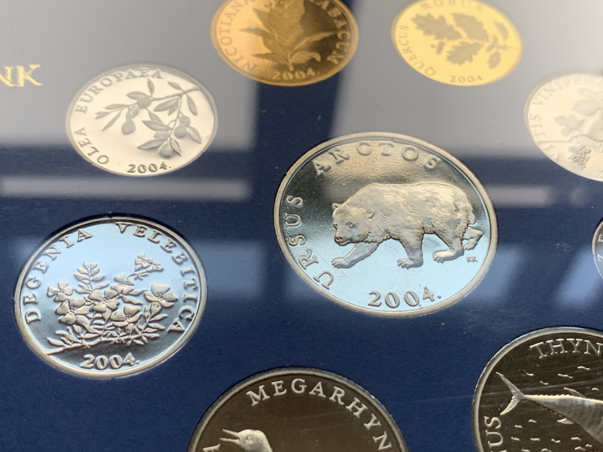 《竞宝斋》第38场-本周一 （全场顺丰包邮） 克罗地亚2004年原装9枚精制套币 纪念国家货币10周年特别版，1库纳是独立编号独年份非普通版本，全套发行量仅2000套！