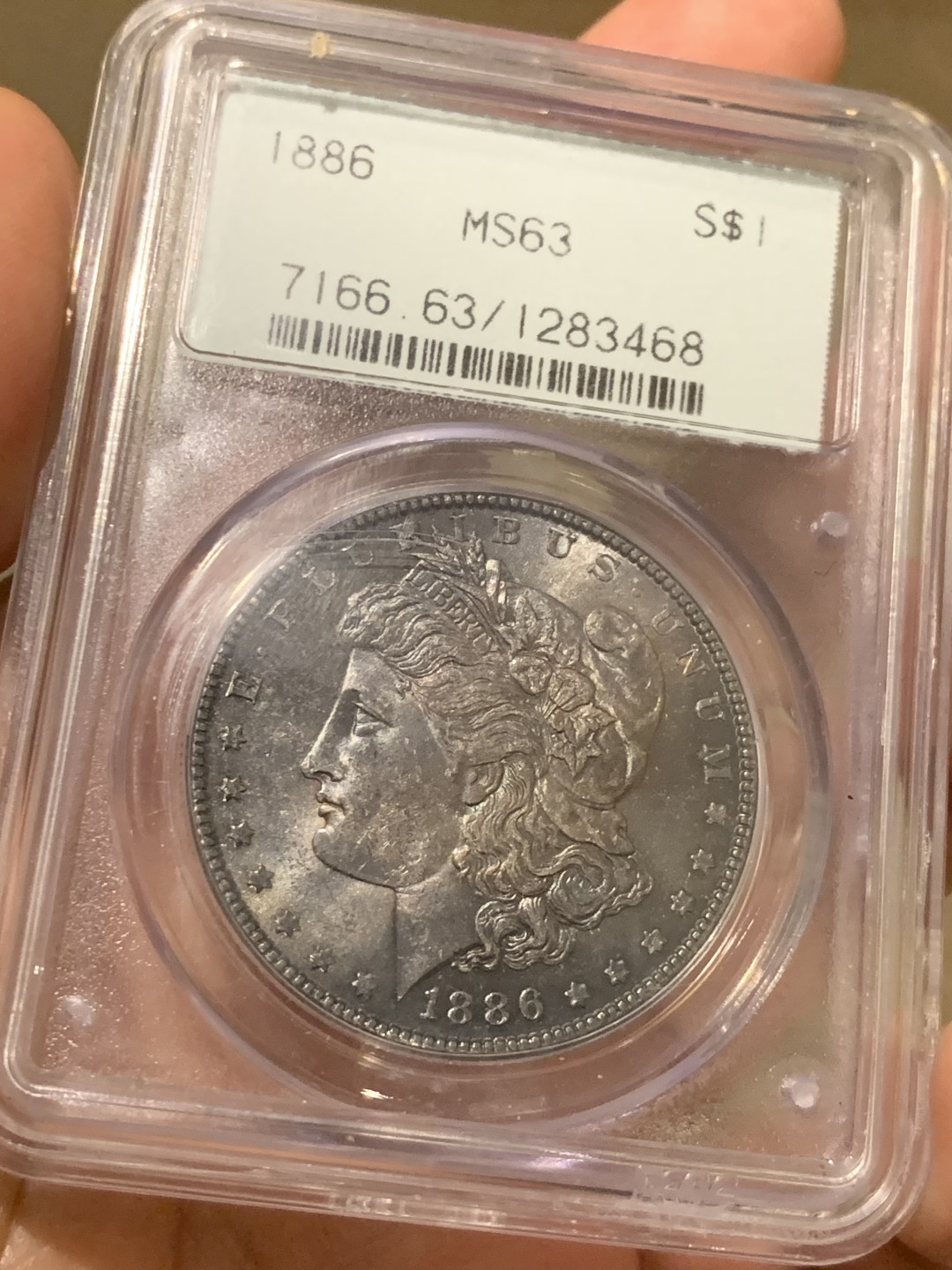 《竞宝斋》第38场-本周一 （全场顺丰包邮） PCGS-MS63 美国 1886年 摩根币 7位数编号老绿盒 黑色包浆 盒上有道划痕