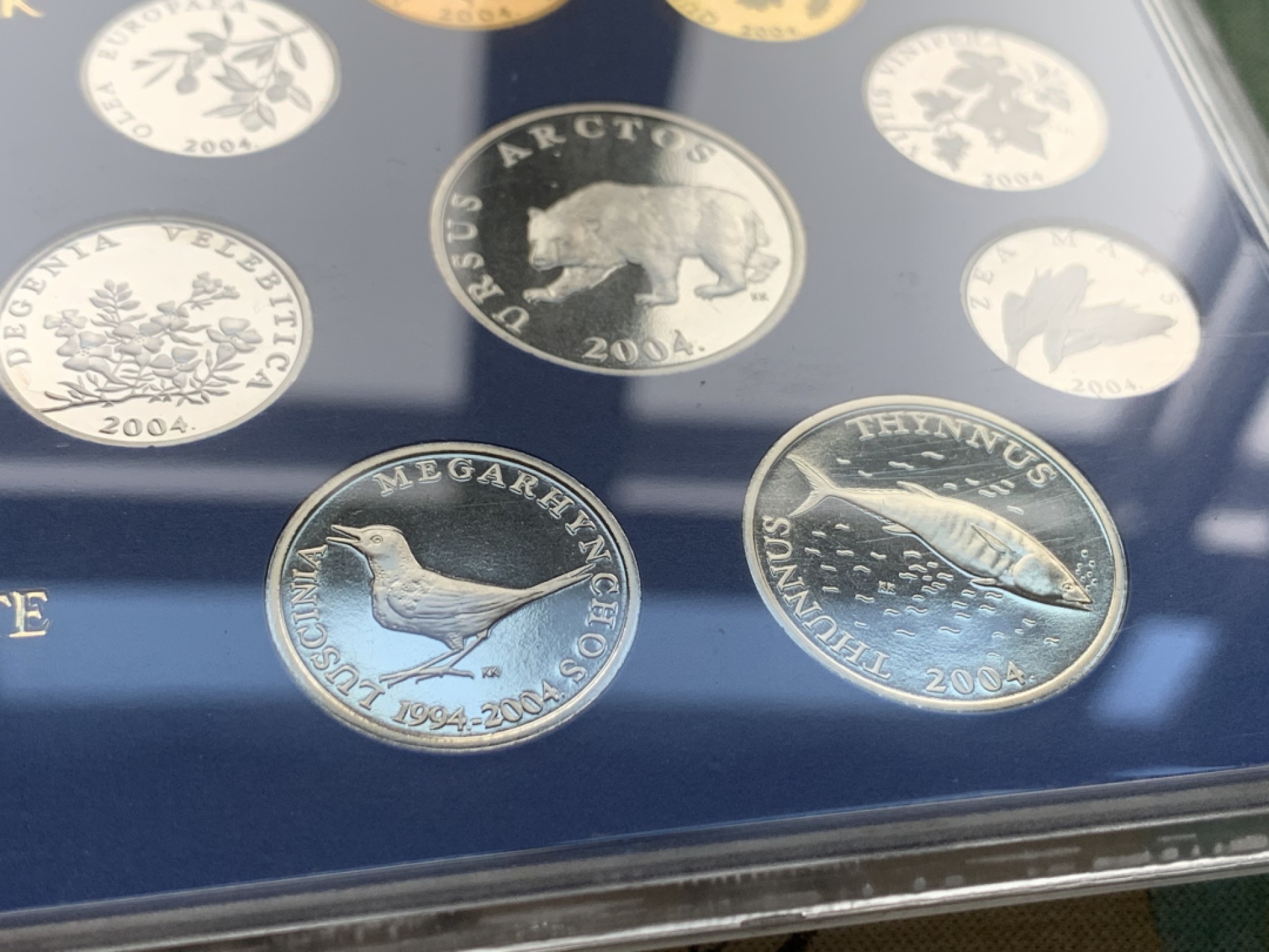 《竞宝斋》第38场-本周一 （全场顺丰包邮） 克罗地亚2004年原装9枚精制套币 纪念国家货币10周年特别版，1库纳是独立编号独年份非普通版本，全套发行量仅2000套！