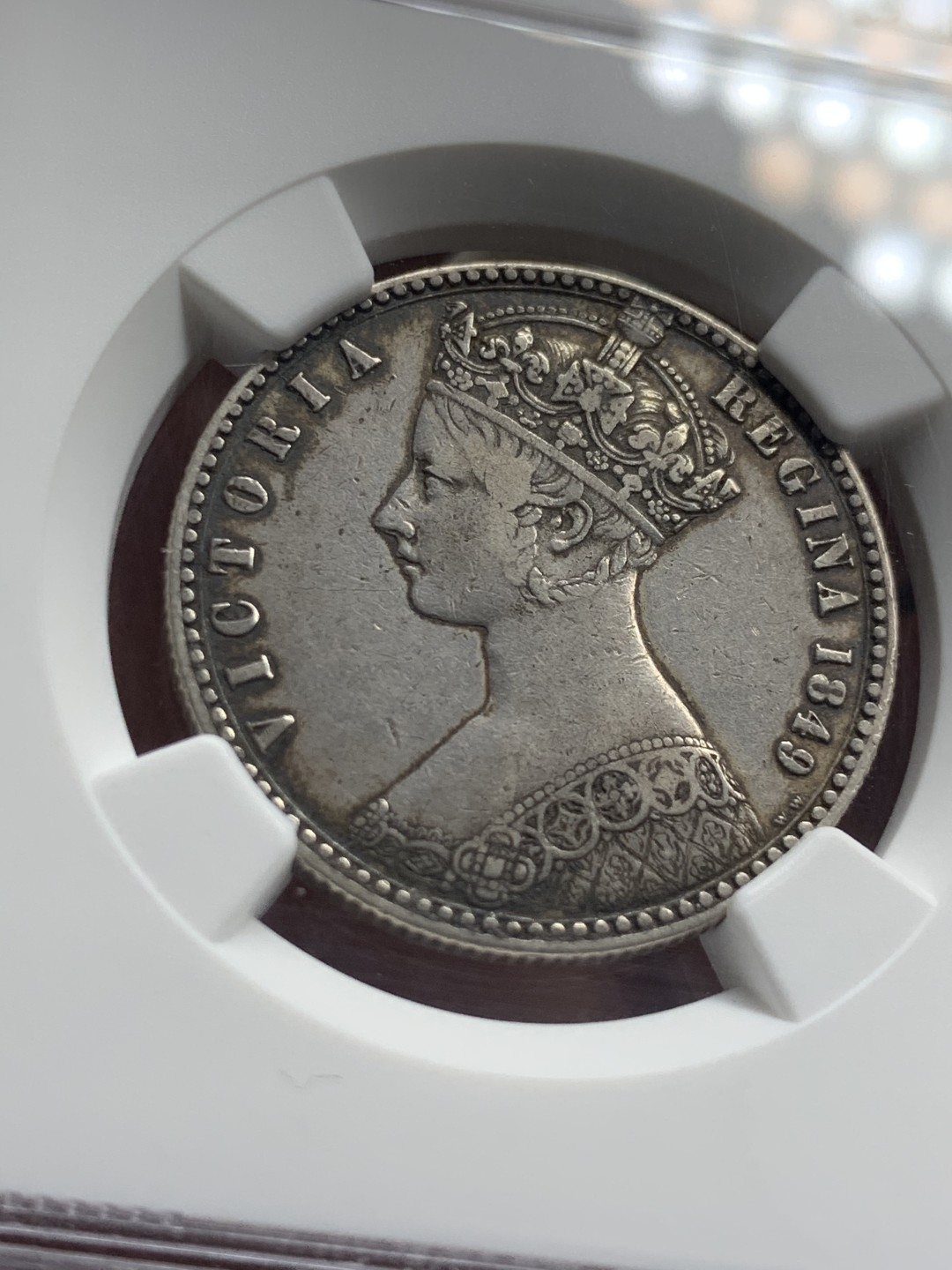 《竞宝斋》第38场-本周一 （全场顺丰包邮） NGC 评级 英国1849年 哥特体无神2先令 原味老包浆 细节很不错