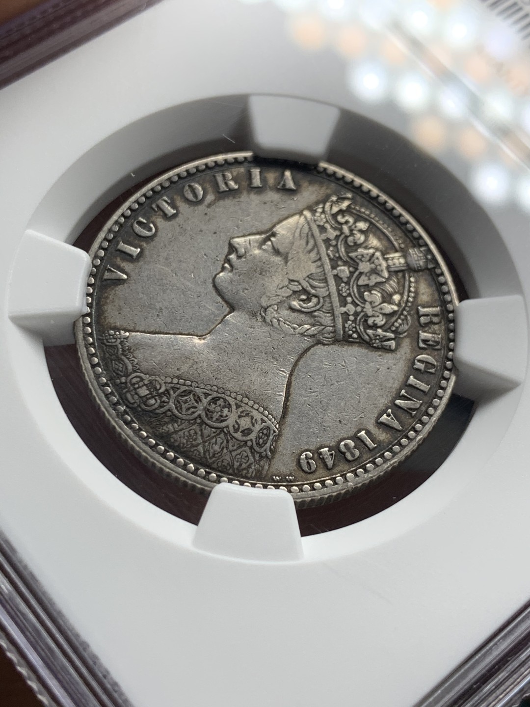 《竞宝斋》第38场-本周一 （全场顺丰包邮） NGC 评级 英国1849年 哥特体无神2先令 原味老包浆 细节很不错