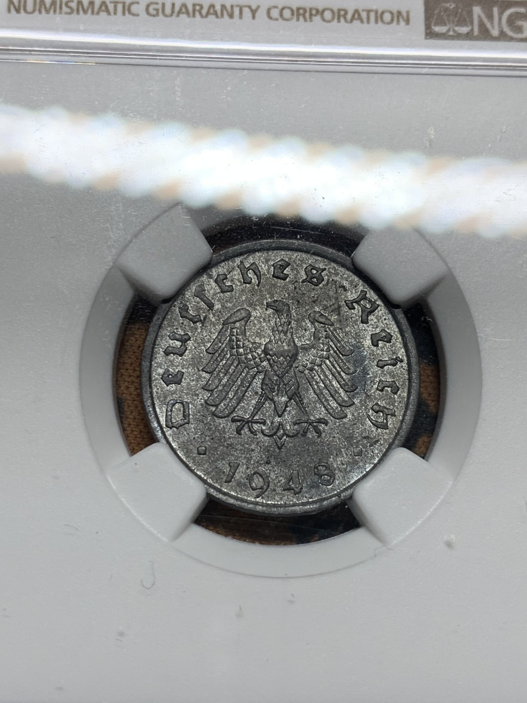 《竞宝斋》第38场-本周一 （全场顺丰包邮） NGC-MS62 盟军占德国 1948年F 10芬尼 拔毛鹰 锌币 锌币出分不易 完全未使用！深包浆