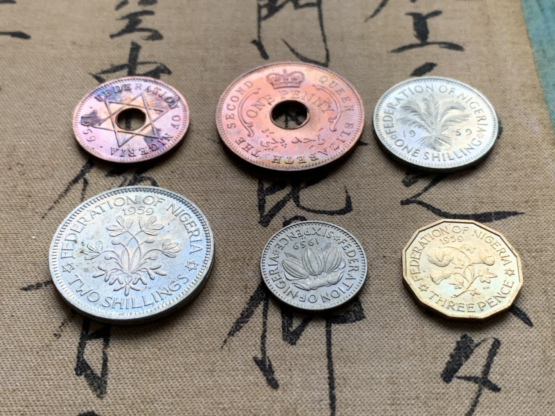 《竞宝斋》第38场-本周一 （全场顺丰包邮） 英属尼日利亚1959年经典小红盒6枚套币 半便士-2先令全套，历史沧桑感强，老味道十足，包浆别致