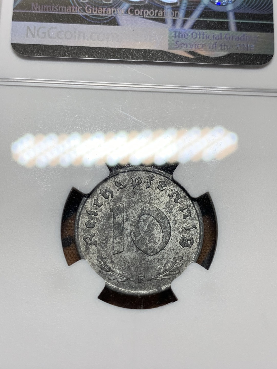 《竞宝斋》第38场-本周一 （全场顺丰包邮） NGC-MS62 盟军占德国 1948年F 10芬尼 拔毛鹰 锌币 锌币出分不易 完全未使用！深包浆