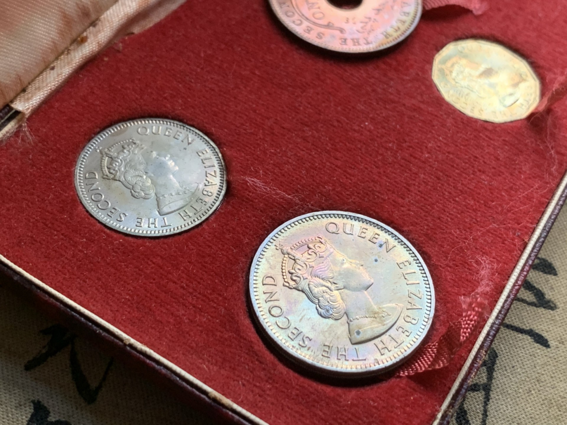 《竞宝斋》第38场-本周一 （全场顺丰包邮） 英属尼日利亚1959年经典小红盒6枚套币 半便士-2先令全套，历史沧桑感强，老味道十足，包浆别致