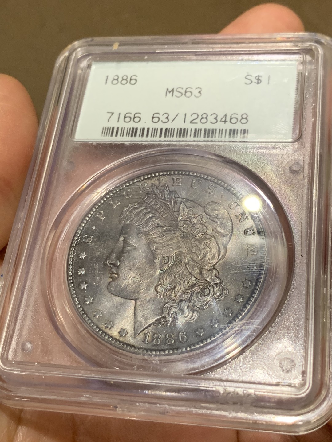 《竞宝斋》第38场-本周一 （全场顺丰包邮） PCGS-MS63 美国 1886年 摩根币 7位数编号老绿盒 黑色包浆 盒上有道划痕