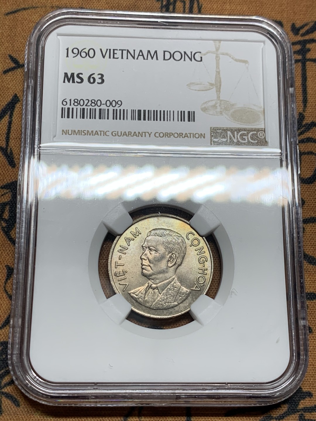 《竞宝斋》第38场-本周一 （全场顺丰包邮） NGC-MS63 越南 1960年南越吴庭艳1盾 淡黄包浆好光泽