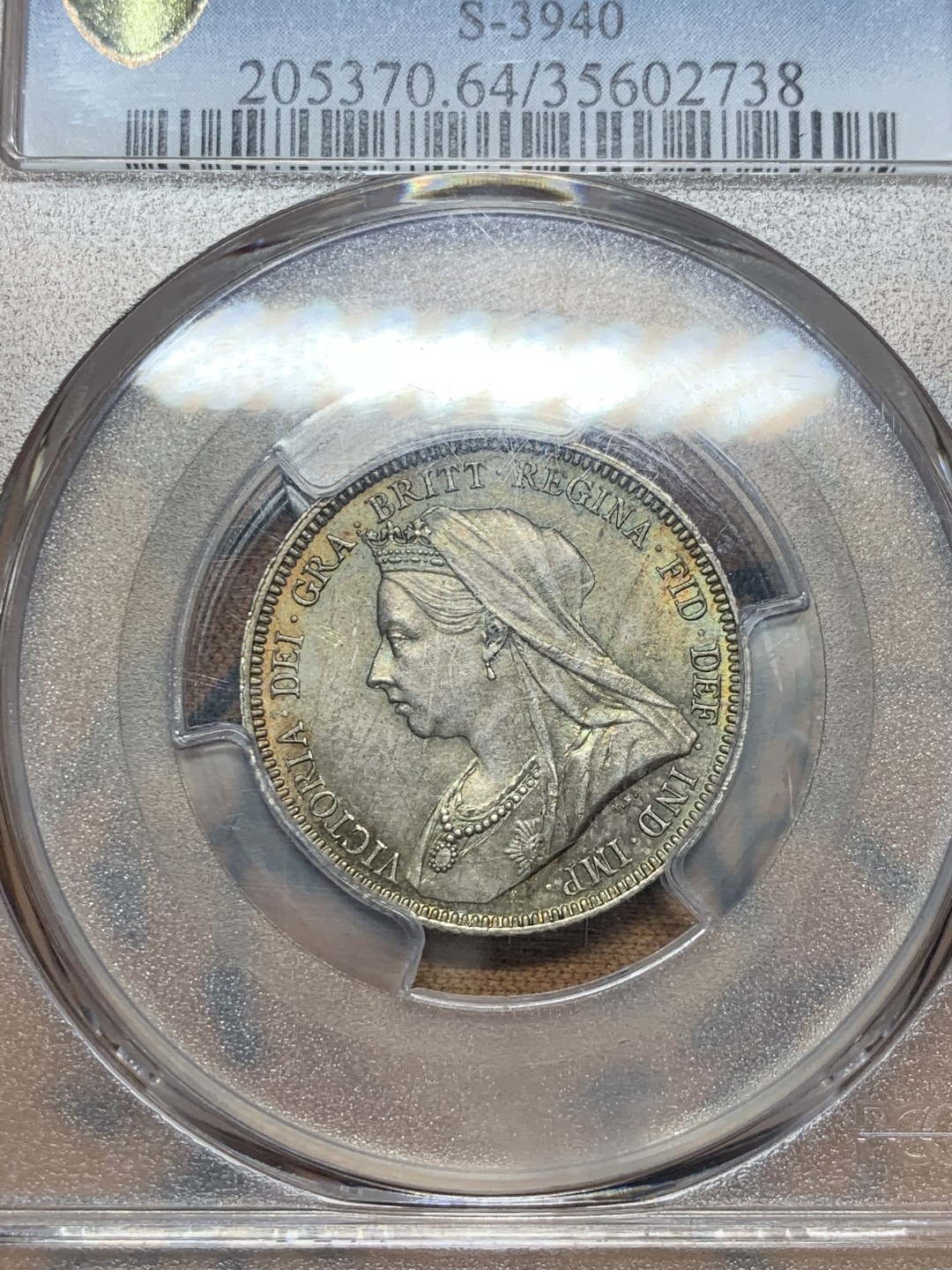 《竞宝斋》第38场-本周一 （全场顺丰包邮） PCGS-MS64 英国 1893年 维多利亚女王1先令银币 转光带五彩