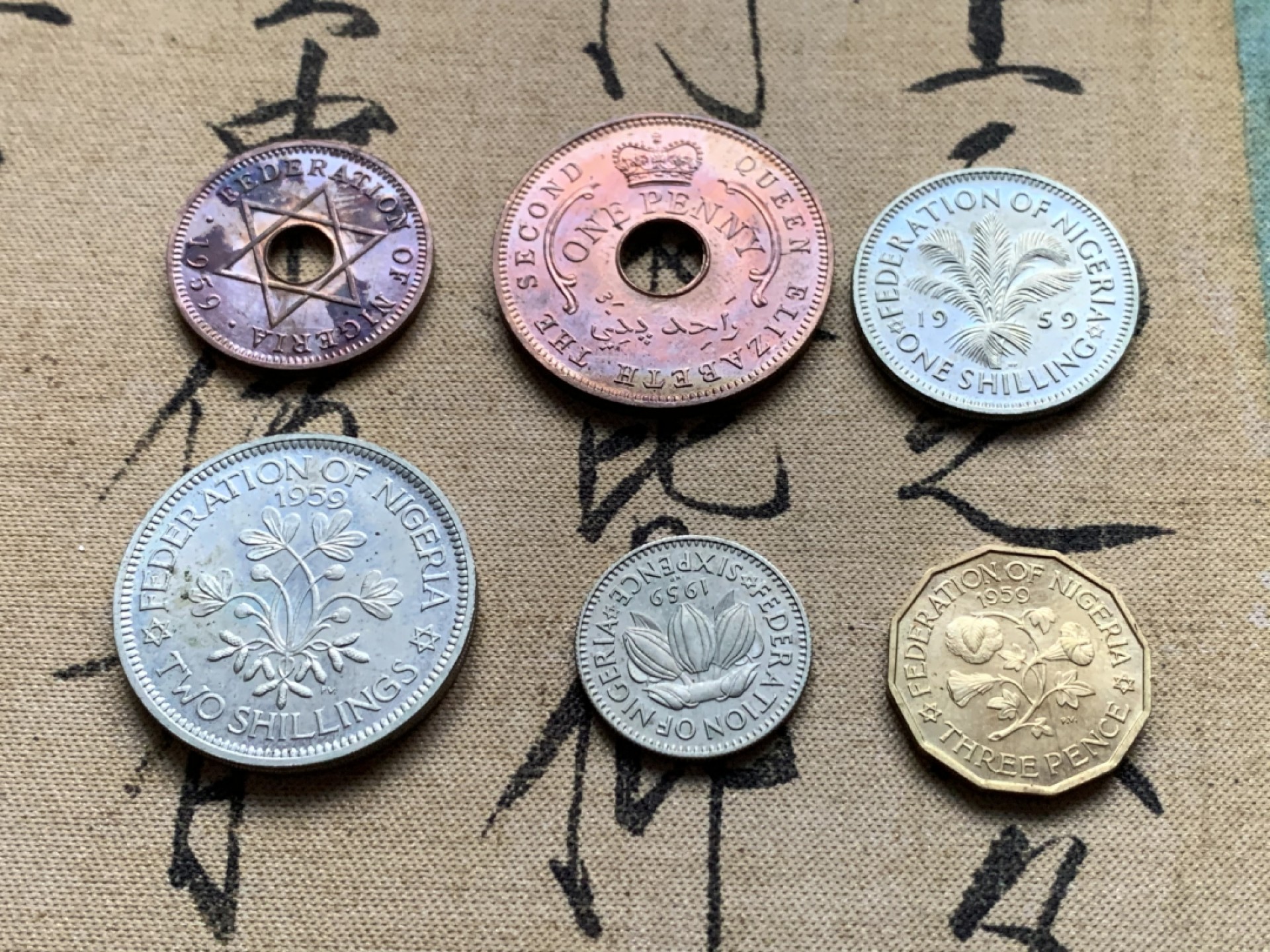 《竞宝斋》第38场-本周一 （全场顺丰包邮） 英属尼日利亚1959年经典小红盒6枚套币 半便士-2先令全套，历史沧桑感强，老味道十足，包浆别致