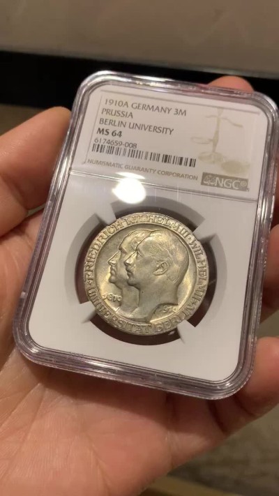 《竞宝斋》第38场-本周一 （全场顺丰包邮） NGC-MS64 德国普鲁士 1910年 柏林大学 3马克 银币淡彩包浆 非常舒服