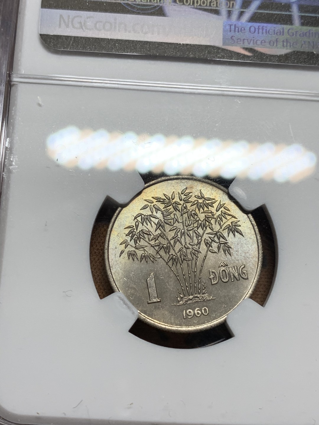 《竞宝斋》第38场-本周一 （全场顺丰包邮） NGC-MS63 越南 1960年南越吴庭艳1盾 淡黄包浆好光泽
