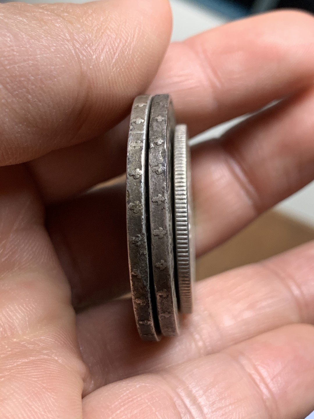 《竞宝斋》第38场-本周一 （全场顺丰包邮） 西班牙双柱5比塞塔两枚+印度卢比一枚 双柱1882（82）MSM+1885（87）MSM 传世老包浆 1885月牙彩 味道一流；卢比1916B MS品相 转光明显 深打细节优秀