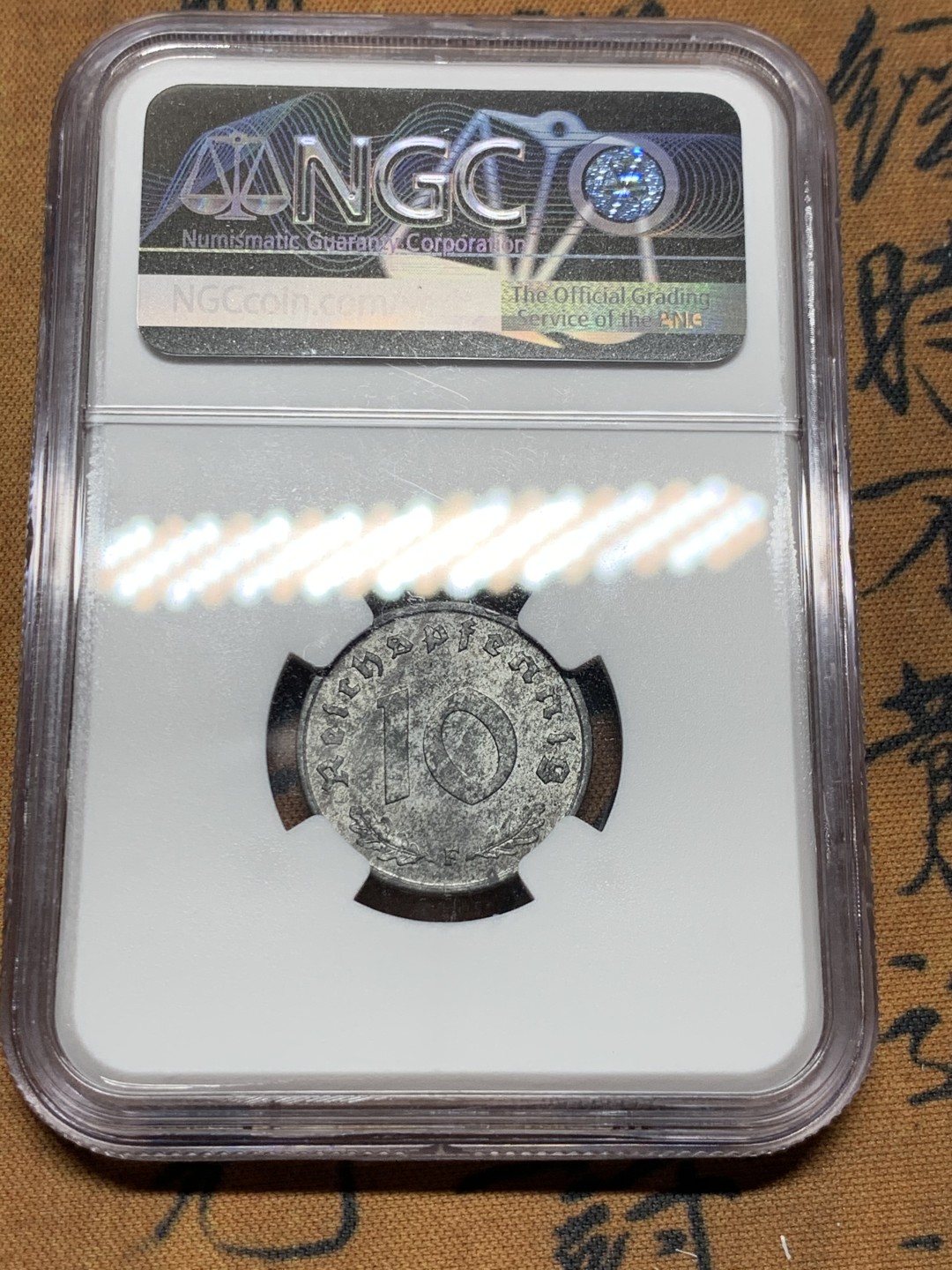 《竞宝斋》第38场-本周一 （全场顺丰包邮） NGC-MS62 盟军占德国 1948年F 10芬尼 拔毛鹰 锌币 锌币出分不易 完全未使用！深包浆