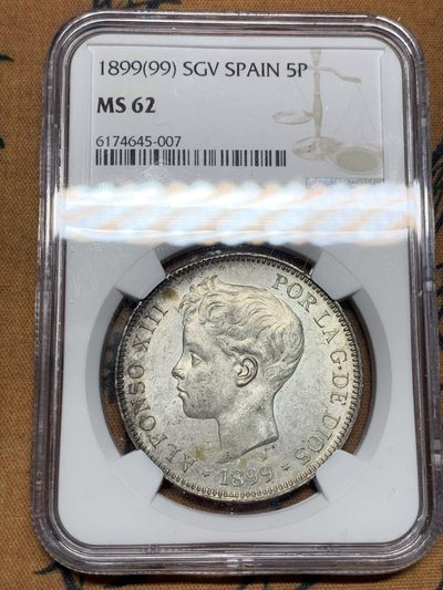 《竞宝斋》第38场-本周一 （全场顺丰包邮） - NGC-MS62 西班牙 1899年 阿方索十三世 5比塞塔双柱 银币 月牙彩 最近暴涨的品种