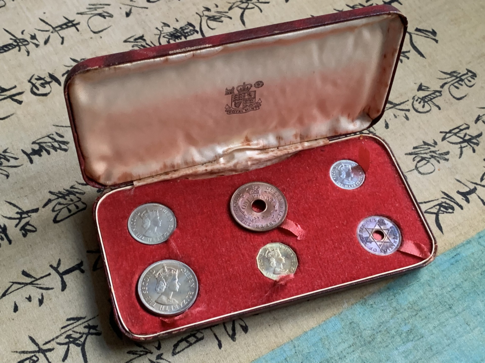 《竞宝斋》第38场-本周一 （全场顺丰包邮） 英属尼日利亚1959年经典小红盒6枚套币 半便士-2先令全套，历史沧桑感强，老味道十足，包浆别致