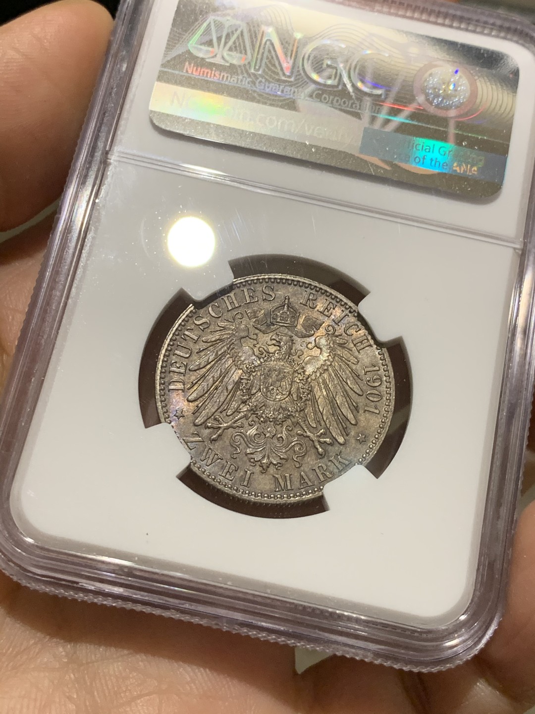 《竞宝斋》第38场-本周一 （全场顺丰包邮） NGC-MS63 德国普鲁士 1901年 200周年纪念军装 2马克 五彩包浆 这样的彩胜过64/65吧