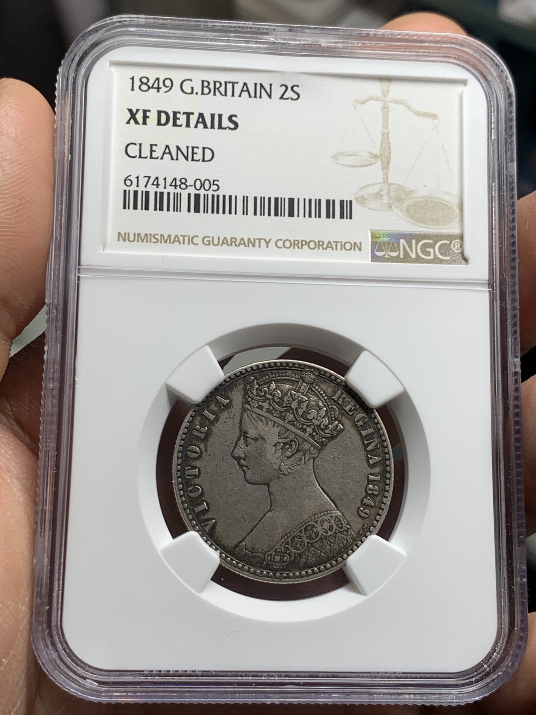 《竞宝斋》第38场-本周一 （全场顺丰包邮） NGC 评级 英国1849年 哥特体无神2先令 原味老包浆 细节很不错