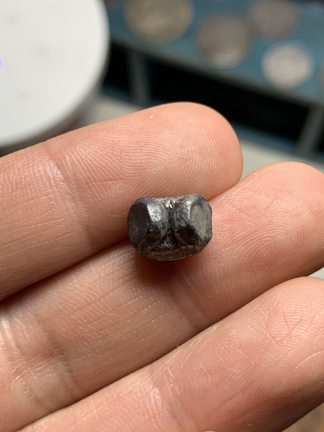 《竞宝斋》第38场-本周一 （全场顺丰包邮） 泰国（暹罗）阿育陀耶王朝 1351-1767年 1 萨仑古银铢锭 早期 大象海螺压印 非晚期曼谷王朝屁股锭，非常罕见，黑漆古包浆