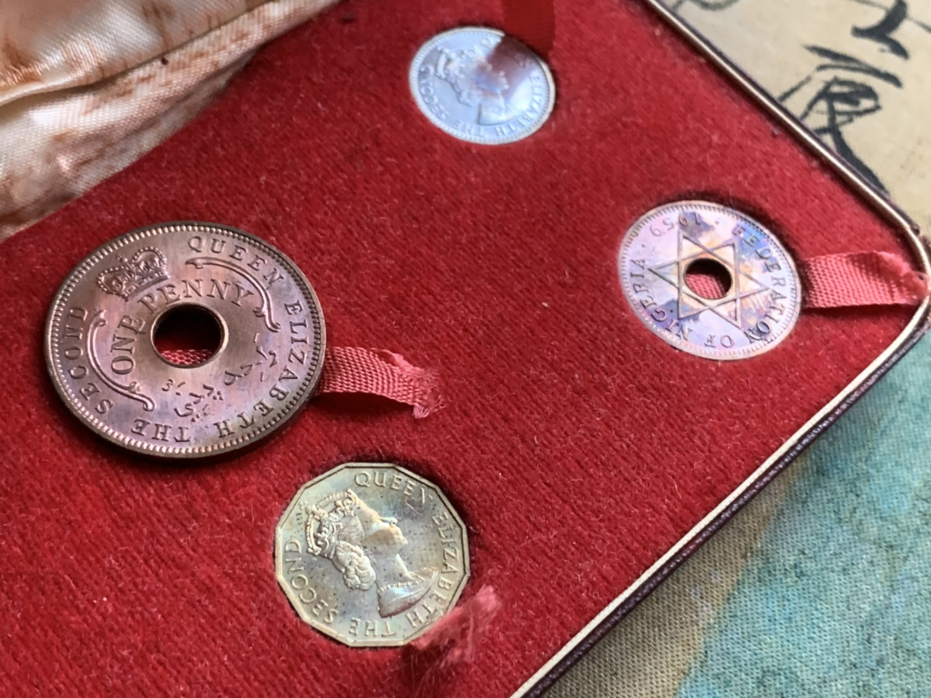 《竞宝斋》第38场-本周一 （全场顺丰包邮） 英属尼日利亚1959年经典小红盒6枚套币 半便士-2先令全套，历史沧桑感强，老味道十足，包浆别致