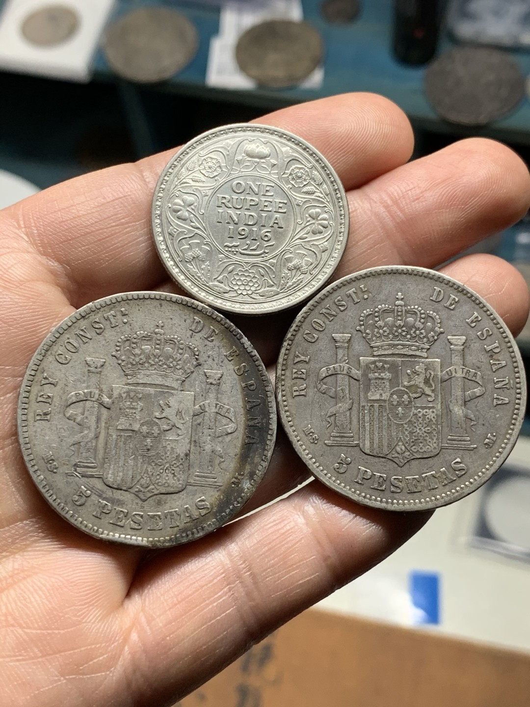 《竞宝斋》第38场-本周一 （全场顺丰包邮） 西班牙双柱5比塞塔两枚+印度卢比一枚 双柱1882（82）MSM+1885（87）MSM 传世老包浆 1885月牙彩 味道一流；卢比1916B MS品相 转光明显 深打细节优秀