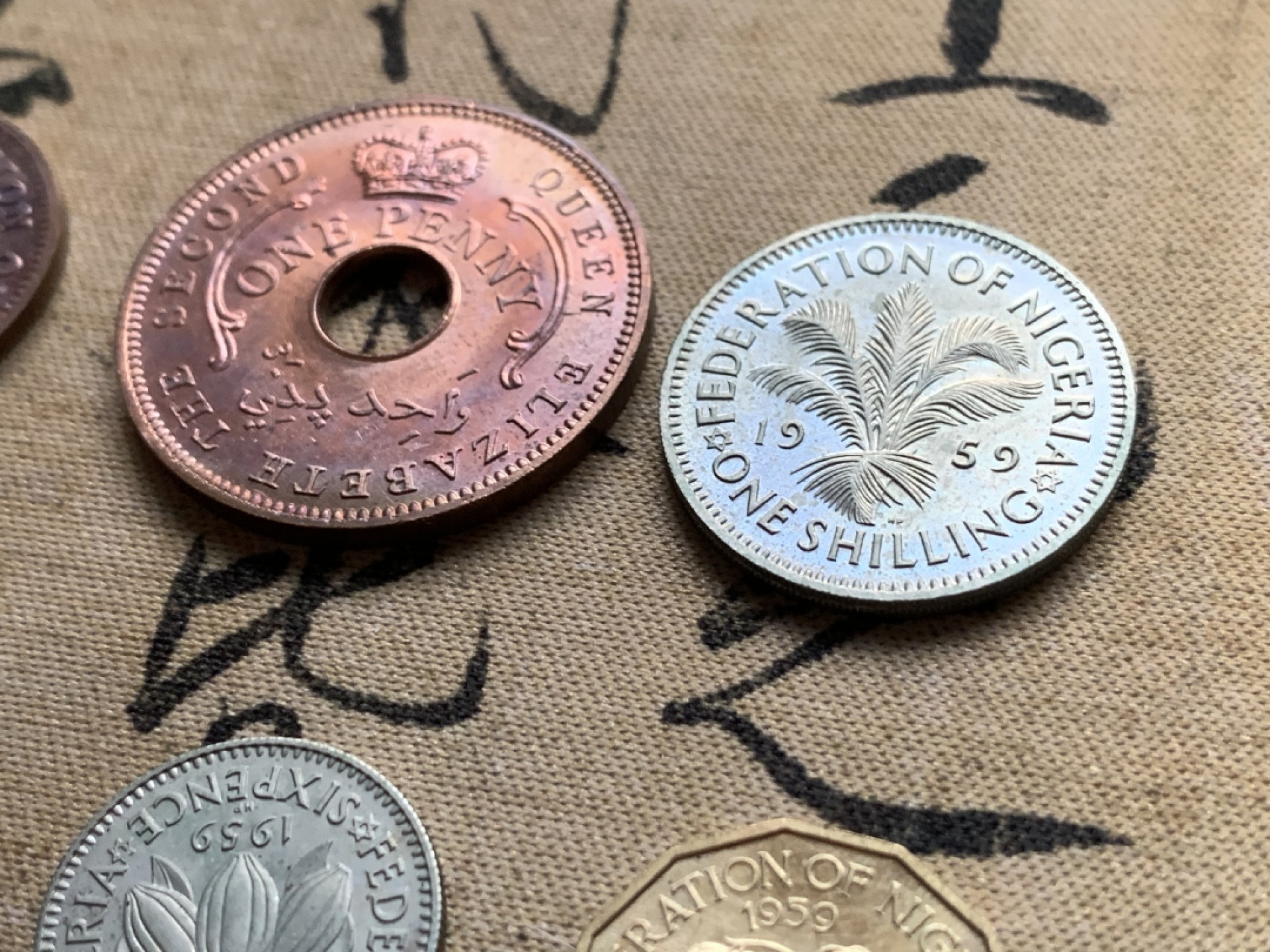 《竞宝斋》第38场-本周一 （全场顺丰包邮） 英属尼日利亚1959年经典小红盒6枚套币 半便士-2先令全套，历史沧桑感强，老味道十足，包浆别致