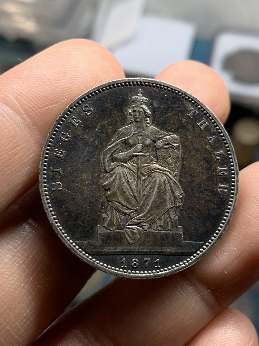 《竞宝斋》第38场-本周一 （全场顺丰包邮） 普鲁士1871年纪念普法战争胜利1泰勒银币 UNC品质 全黑入骨包浆