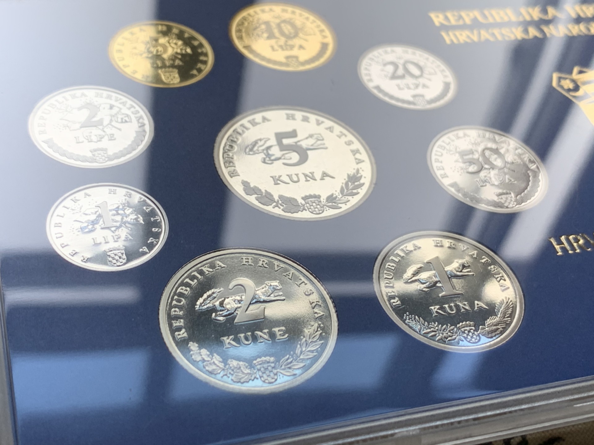 《竞宝斋》第38场-本周一 （全场顺丰包邮） 克罗地亚2004年原装9枚精制套币 纪念国家货币10周年特别版，1库纳是独立编号独年份非普通版本，全套发行量仅2000套！