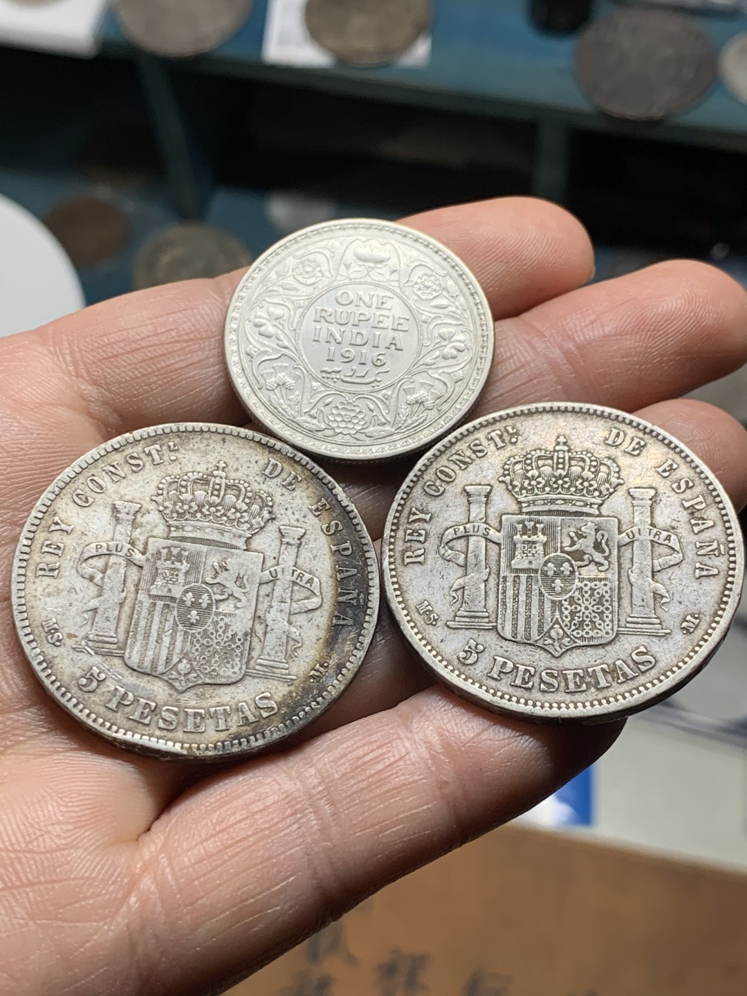 《竞宝斋》第38场-本周一 （全场顺丰包邮） 西班牙双柱5比塞塔两枚+印度卢比一枚 双柱1882（82）MSM+1885（87）MSM 传世老包浆 1885月牙彩 味道一流；卢比1916B MS品相 转光明显 深打细节优秀