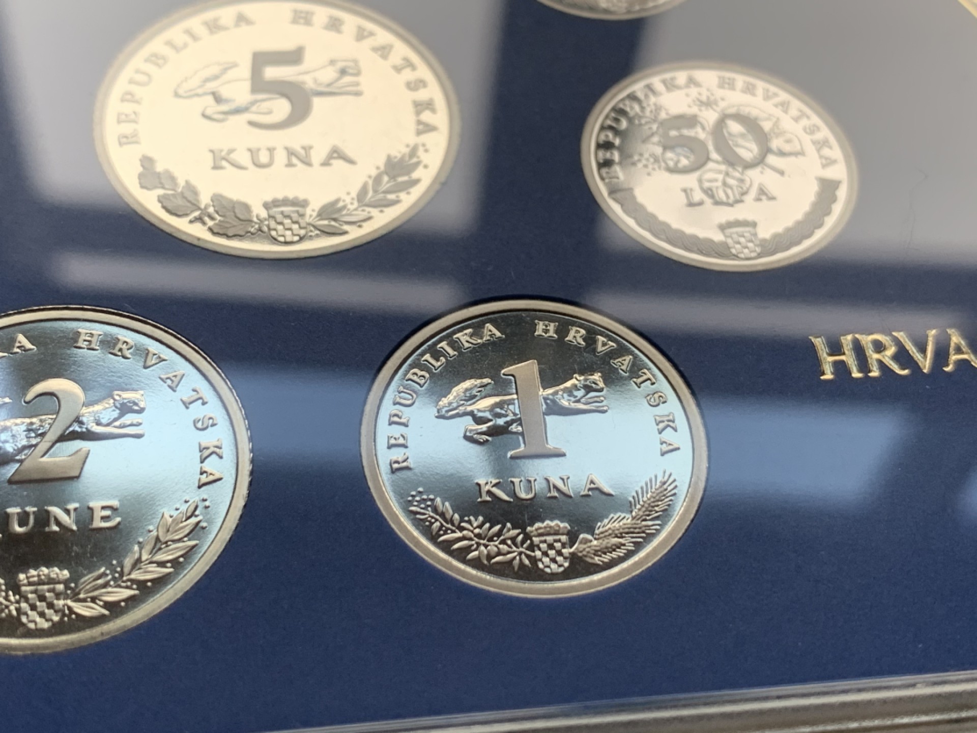 《竞宝斋》第38场-本周一 （全场顺丰包邮） 克罗地亚2004年原装9枚精制套币 纪念国家货币10周年特别版，1库纳是独立编号独年份非普通版本，全套发行量仅2000套！